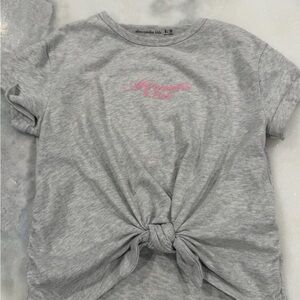 Abercrombie Kids Light Gray Tee with Pink Script Size 9/10